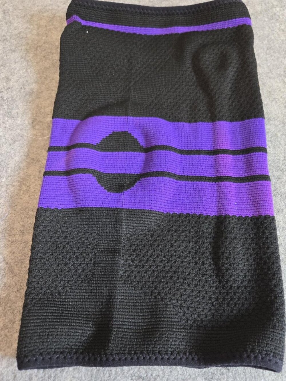 Unisex Compression Knee Sleeve w/Patella Gel Pad & Side Stabilizers.